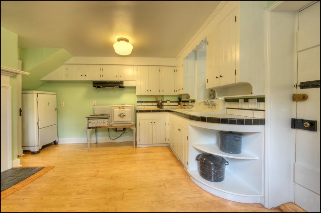 The 1930s Westinghouse stove and ice chest are the highlights of Lockhouse 10’s kitchen.